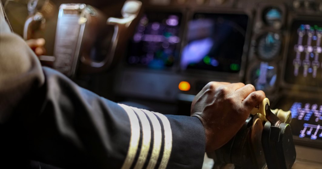 Un pilot al United Airlines a vrut să zboare beat peste Atlantic și a fost reținut de poliția franceză