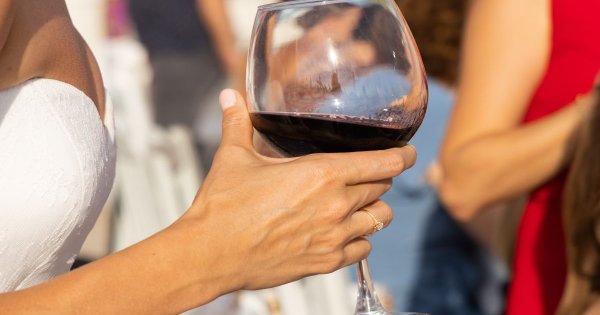 Vinul roșu, cea mai versatilă și „unisex” băutură alcoolică pe care o poți...