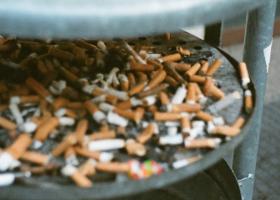 Senat (adoptare tacită): Lege nouă pentru fumători - Nu vor mai putea fuma în...