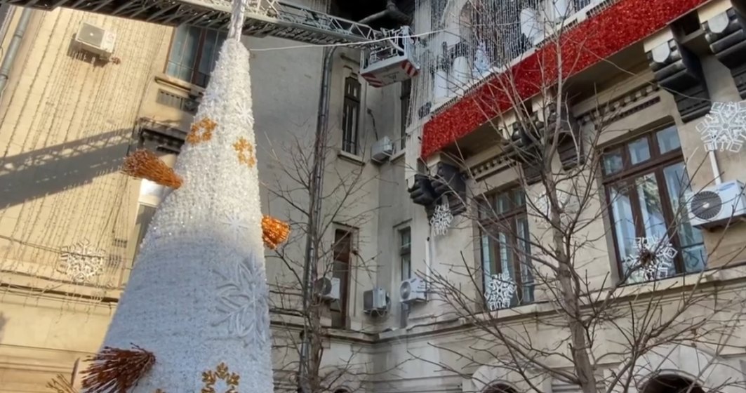 Pe Târgul de Crăciun din Craiova, ”al treilea din Europa”, a început să cadă tencuială din Palatul Administrativ