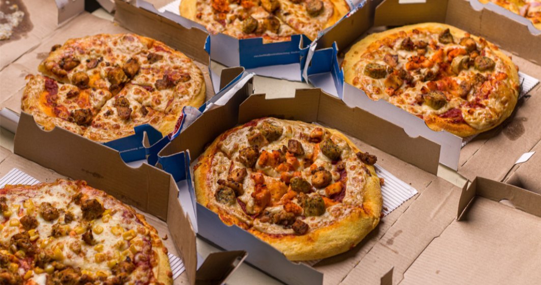 În luptă cu inflația din India, lanțul de restaurante Domino"s a lansat o pizza cu un preț ireal de mic