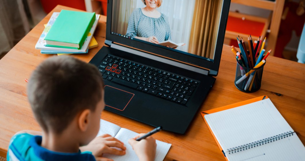 Ce poți face dacă trebuie să stai acasă cu copiii din cauza școlii online pentru a primi ajutor de la stat