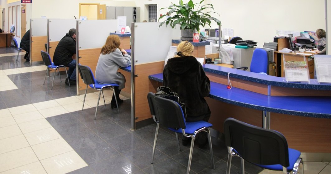 Studiu: Românii preferă în continuare să meargă la ghișeul băncii, chiar dacă pandemia i-a învățat să folosească internetul