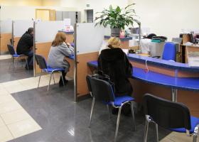 Studiu: Românii preferă în continuare să meargă la ghișeul băncii, chiar dacă...
