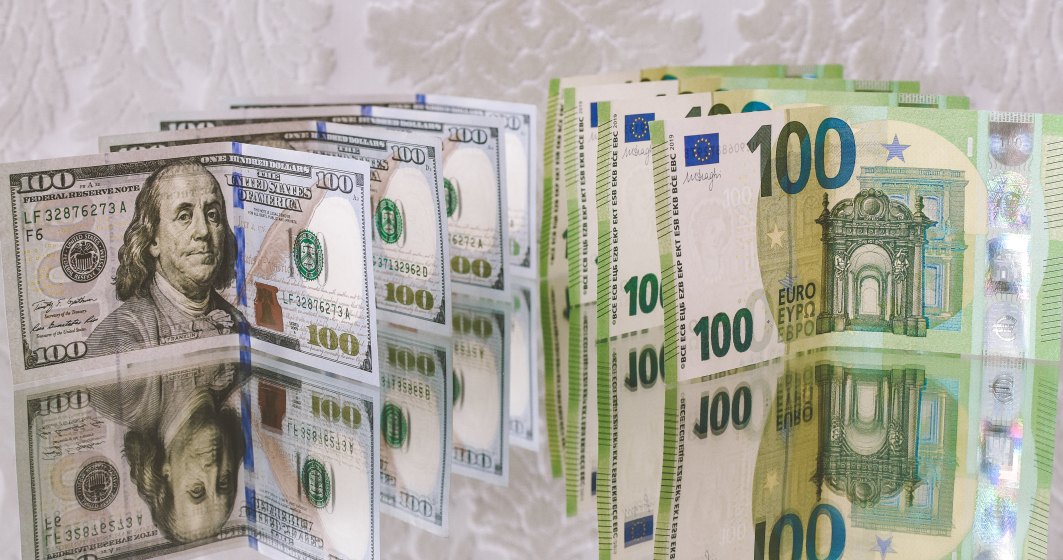 Dolarul a trecut peste euro pentru prima dată din 2002