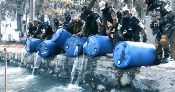 Talibanii care guvernează Afganistanul au aruncat 3.000 de litri de alcool de...