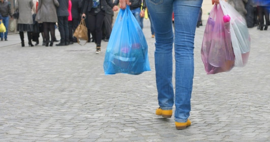 Cati bani vor cheltui romanii in 2016 pe pungile de plastic?