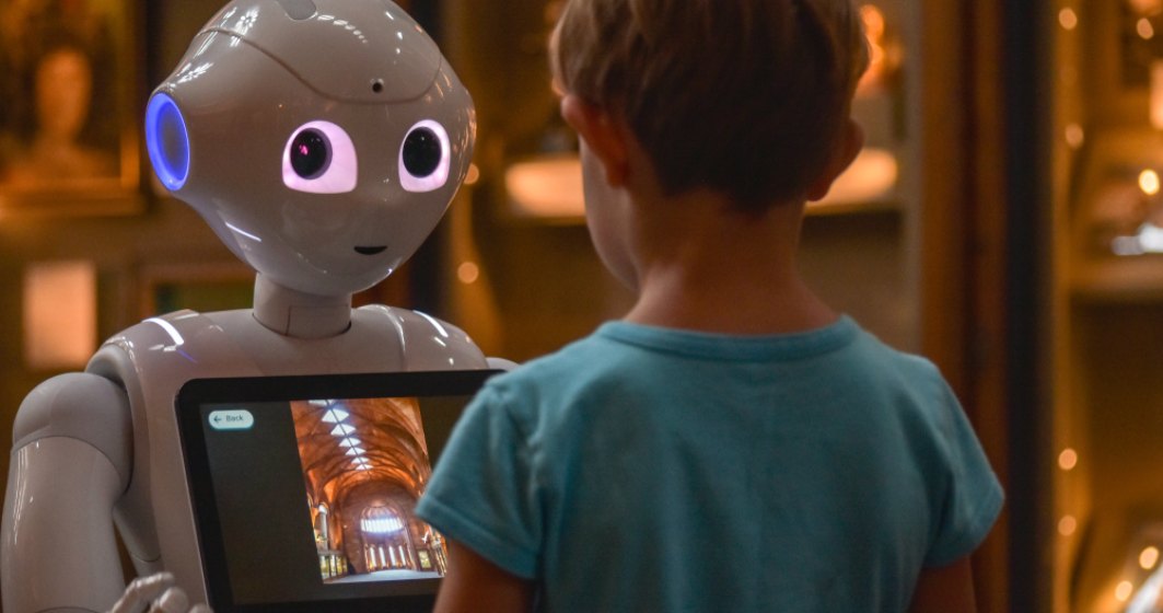 Muzeul Satului și-a angajat robot pe post de ghid: acesta va conduce vizitatorii în Casa de romi