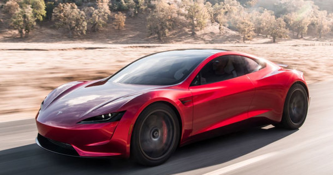 Elon Musk promite un nou Tesla Roadster