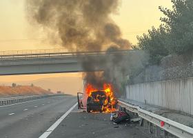 FOTO: Incendiu pe autostrada A1. O mașină a luat foc după ce a avut loc un...