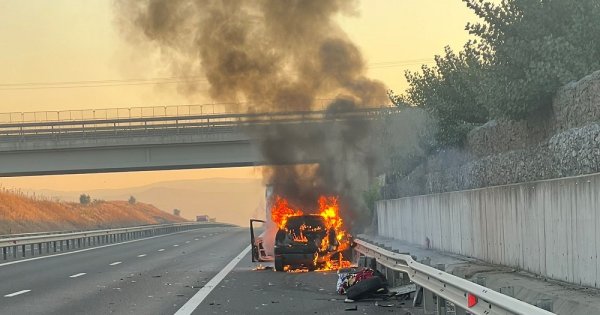FOTO: Incendiu pe autostrada A1. O mașină a luat foc după ce a avut loc un...