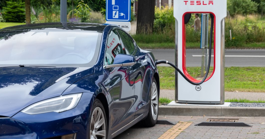 Tesla va limita la 80% incarcarea bateriilor la statiile rapide pentru a reduce timpul de asteptare