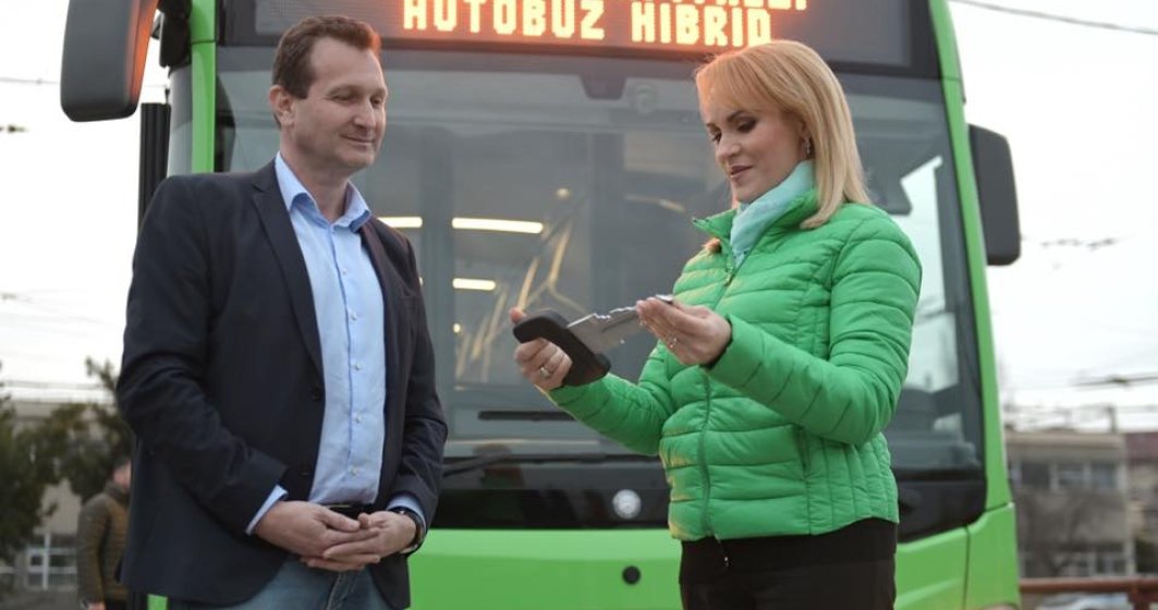 FOTO | Primul autobuz hybrid care va intra în flota STB a ajuns în București și va fi folosit pentru instruirea personalului