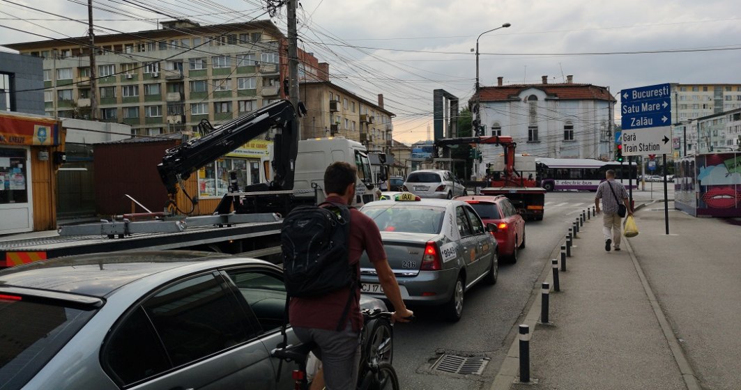 Cluj: o femeie a vandalizat 9 masini pentru ca ar fi fost parcate pe trotuar