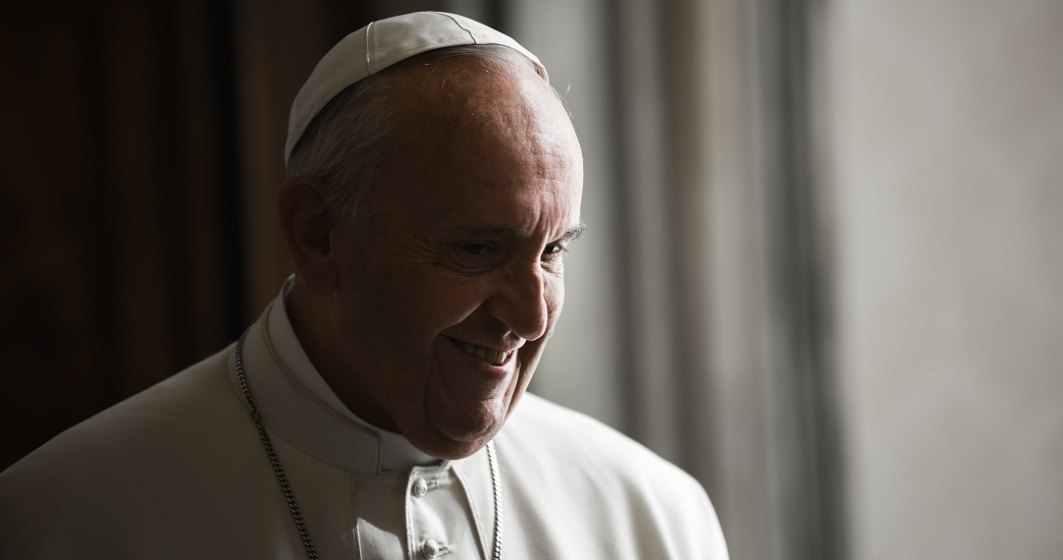 Papa Francisc a purtat pentru prima dată mască la o slujbă publică