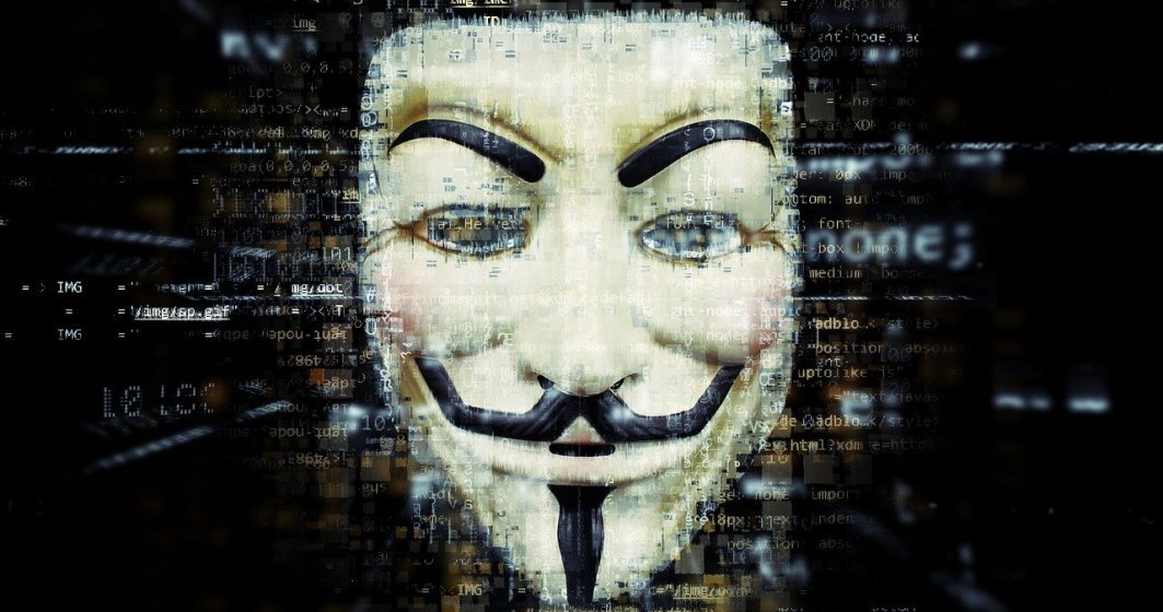 Anonymous se implică în război: Hackerii grupării au spart baza de date a ministerului rus al Apărării
