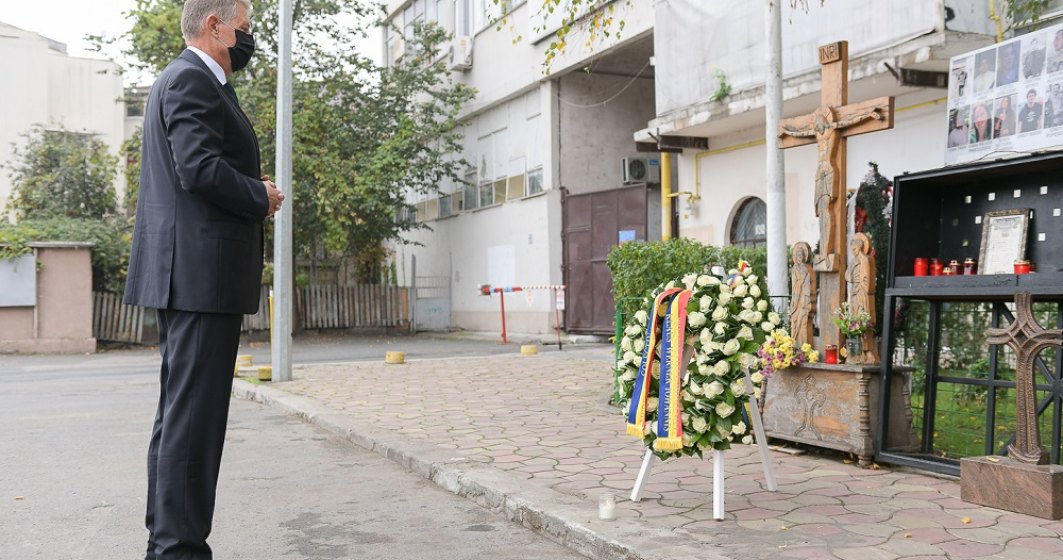 5 ani de la tragedia de la Colectiv | Klaus Iohannis a depus o coroană de flori în memoria victimelor incendiului devastator