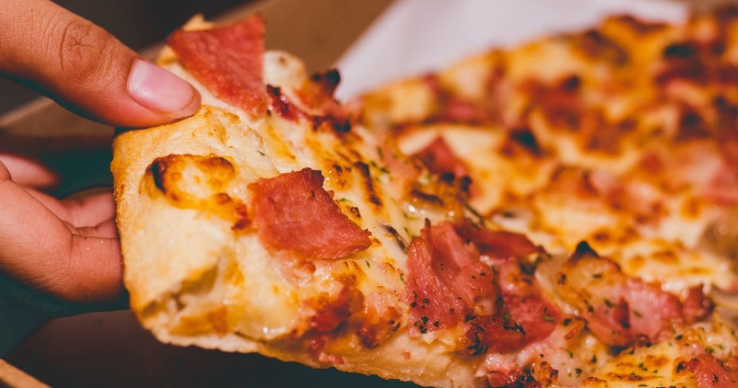 Pizza congelată cu metale, restrasă din mai multe supermarleturi din România