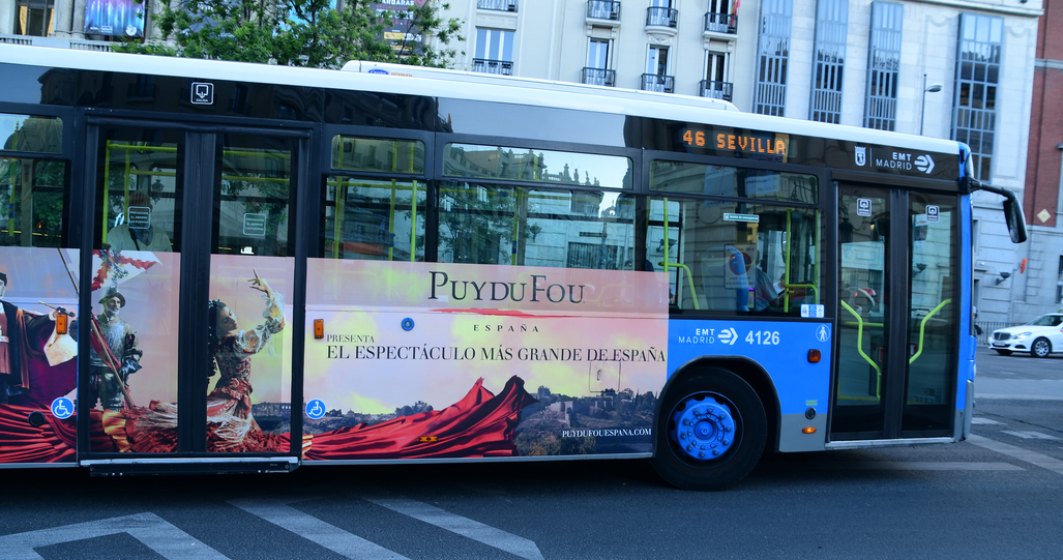 Regii Spaniei au mers cu autobuzul prin Madrid şi au vorbit cu călătorii