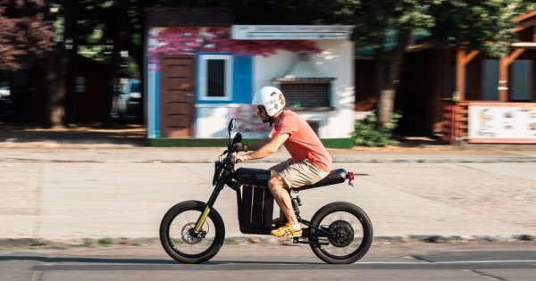 Colibri, motocicleta electrică românească care se pliază în lift