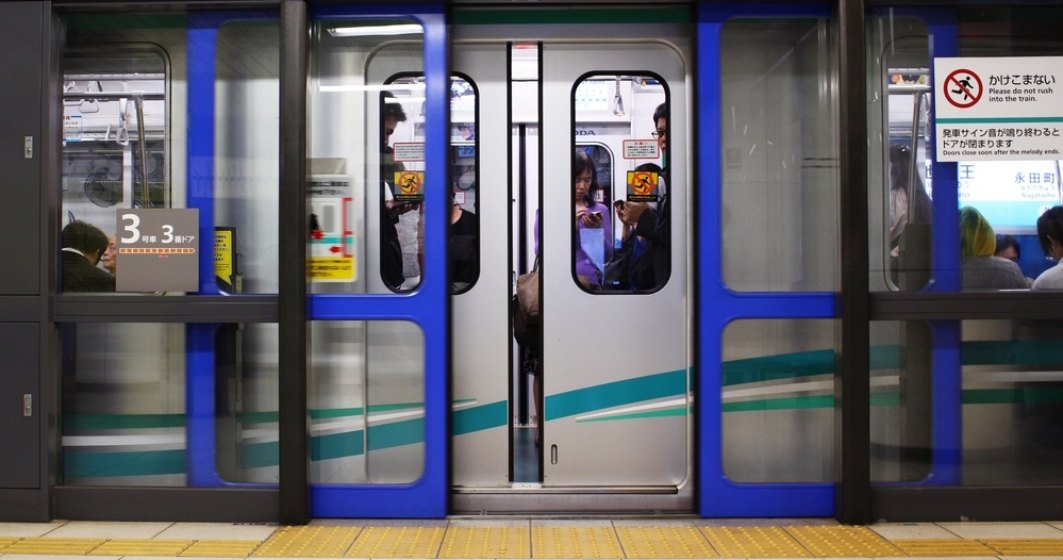 Metrorex monteaza panouri de siguranta pentru bucurestenii nerabdatori sa calatoreasca