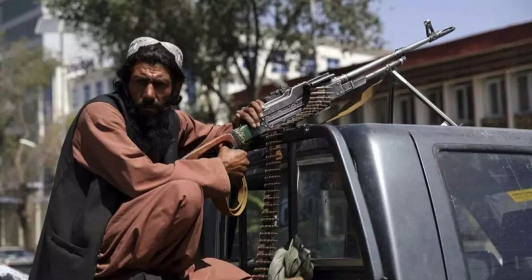 Afganii nu mai pot ieși din țară. Talibanii lasă doar cetățenii străini să plece