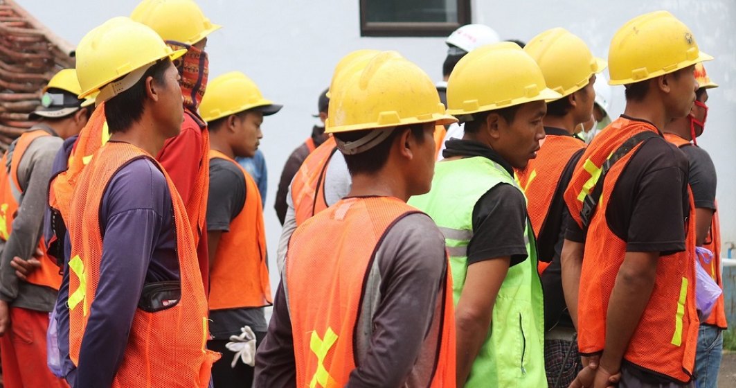 Mai mulți muncitori aduși din Sri Lanka au fost lăsați în frig și cu contractele de muncă suspendate de angajatorul român