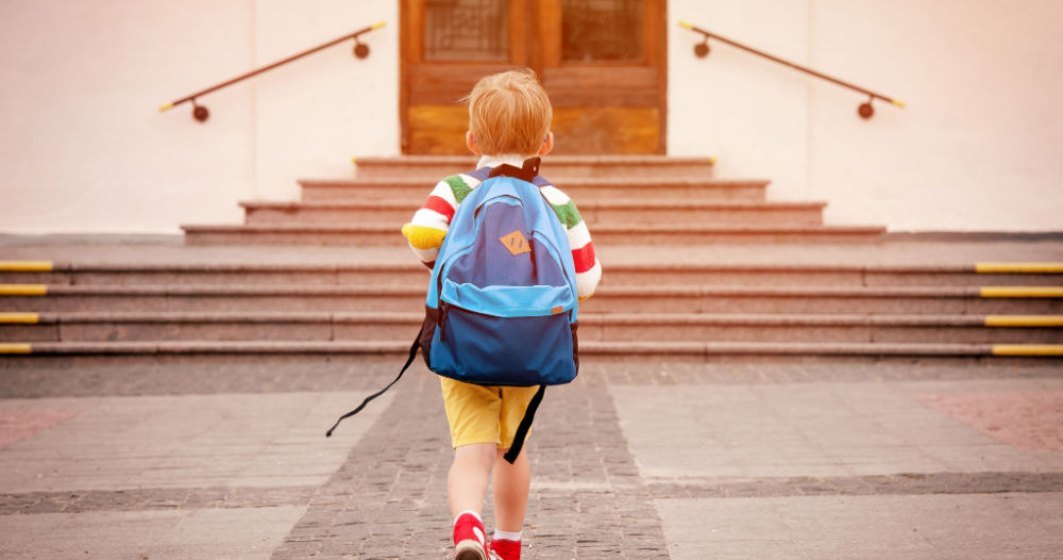 Sondaj: 1 din 3 părinți își va trimite copiii la școală cu haine și încălțăminte noi anul acesta