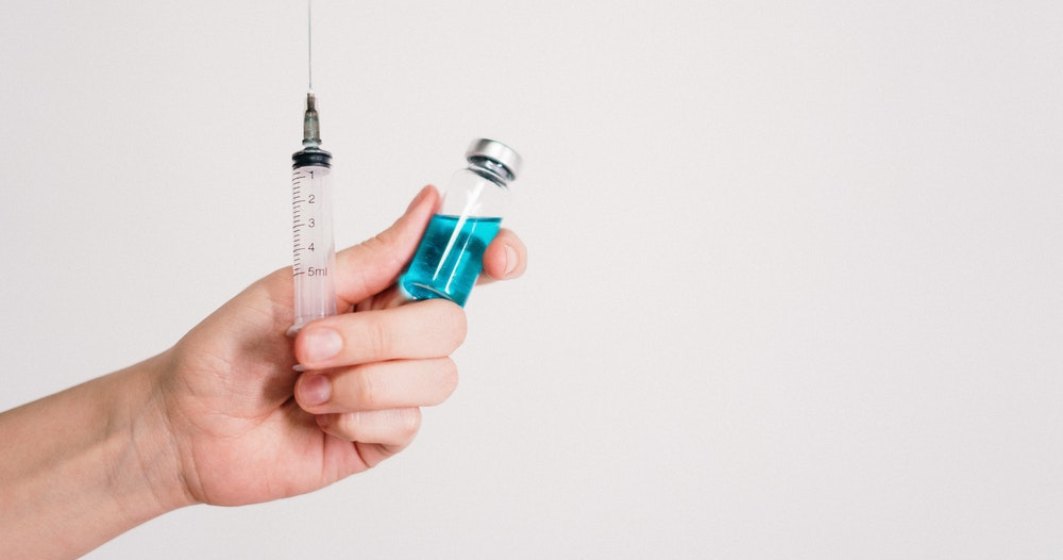 Medic: Vaccinul anti-COVID nu este disponibil pe internet sau în farmacii