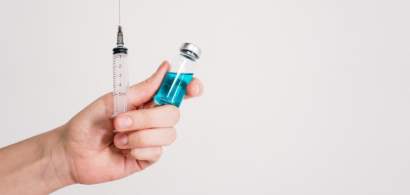 Medic: Vaccinul anti-COVID nu este disponibil pe internet sau în farmacii
