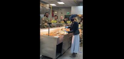 Jill Biden, soția președintelui SUA, le-a servit mâncare soldaților din baza...