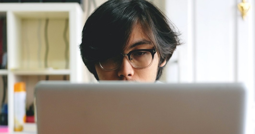 Angajatorii trebuie să plătească ochelarii de vedere pentru angajații care lucrează la calculator