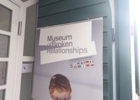 FOTO Muzeul Relațiilor Eșuate : locul în care îți lași obiectele ce-ți aduc...