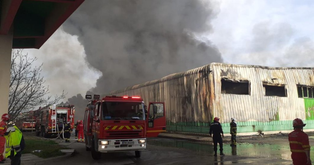 VIDEO| Incendiu puternic în Timișoara. A ars o fostă fabrică a unui personaj controversat