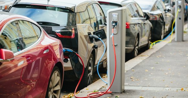 Studiu: România va ajunge la 25.000 de mașini electrice în acest an - Dacia...