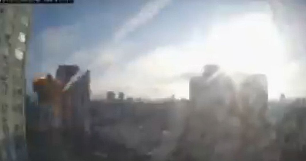 VIDEO Momentul în care un bloc cu 15 etaje din Kiev e lovit de o rachetă rusească