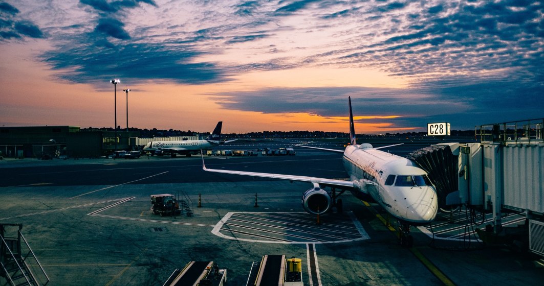 Biletele de avion s-ar putea scumpi considerabil în 2022. Care sunt companiile cel mai puțin afectate