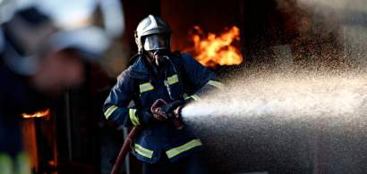 Un incendiu puternic a izbucnit în Capitală. Pompierii intervin cu 10...