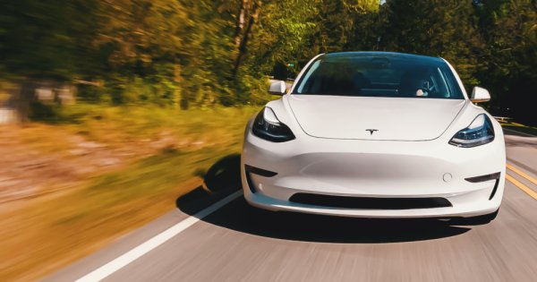Bloomberg: Producătorul de vehicule electrice Tesla se pregăteşte de...