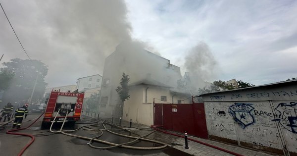 Incendiu puternic la o casă din sectorul 2 al Capitalei. Pompierii intervin...