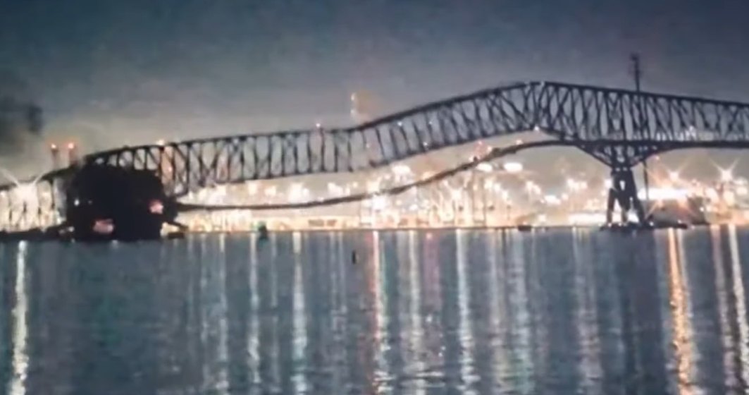 VIDEO | Pod important din SUA doborât de un vapor. Mașini și oameni au ajuns în apa răului