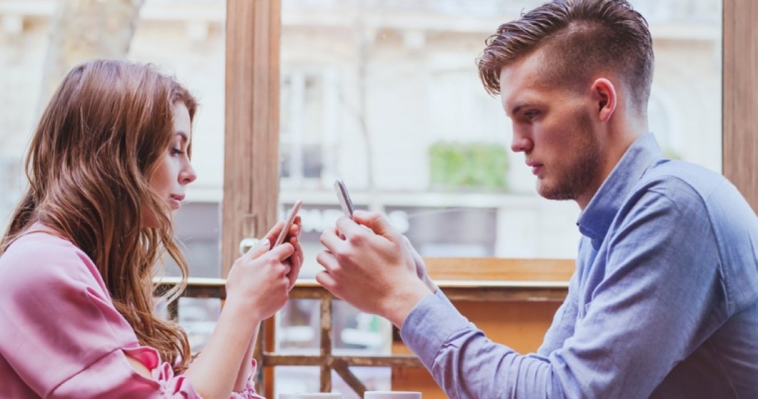 O treime dintre romani folosesc aplicatii de Dating, iar 43% recunosc ca flirteaza prin intermediul smartphone-ului