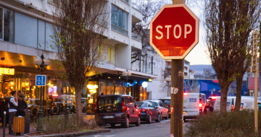 Soluție ingenioasă pentru reducerea accidentelor: Un sat din Franța a pus „paste” pe șosea