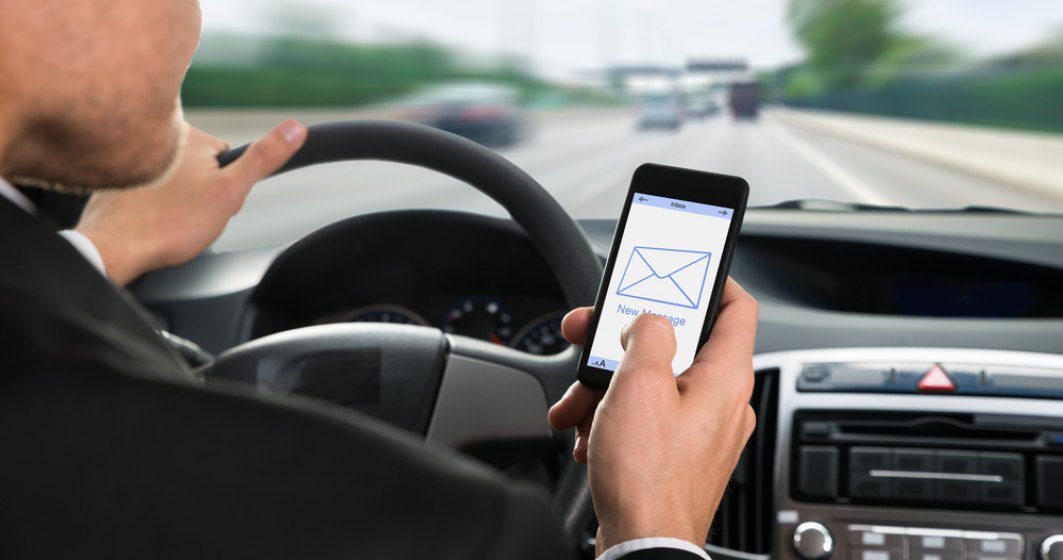 Guvernul a adoptat proiectul care interzice soferilor sa tina telefonul in mana la volan