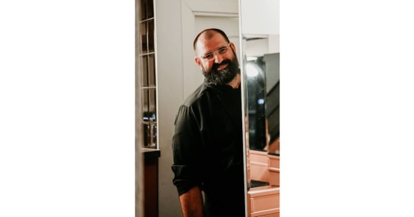 „Să ne bucurăm de viață ajutându-i pe ceilalți” Chef Adrian Hădean lansează...