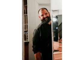 „Să ne bucurăm de viață ajutându-i pe ceilalți” Chef Adrian Hădean lansează...