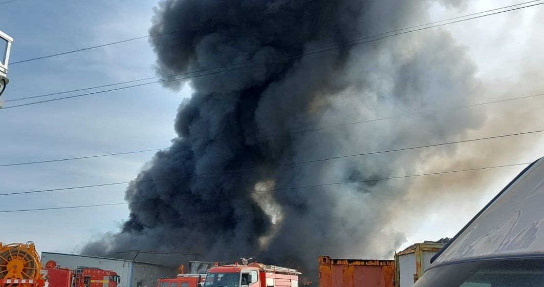 Incendiu la un centru de reciclare din Chitila. Au fost alertate 8 autospeciale de stingere