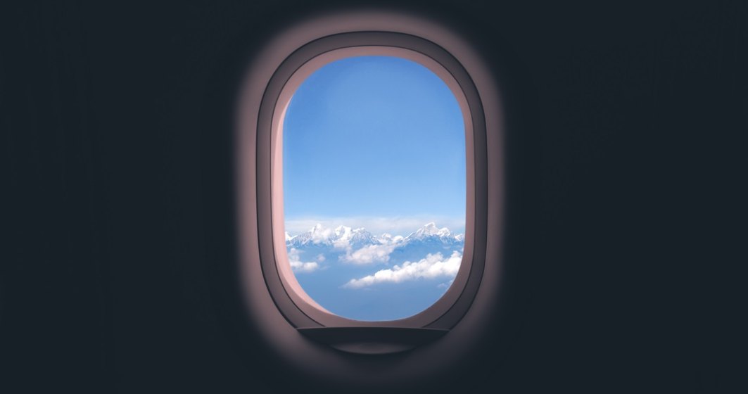 VIDEO Un avion a aterizat de urgență după ce a rămas fără un geam în timpul zborului