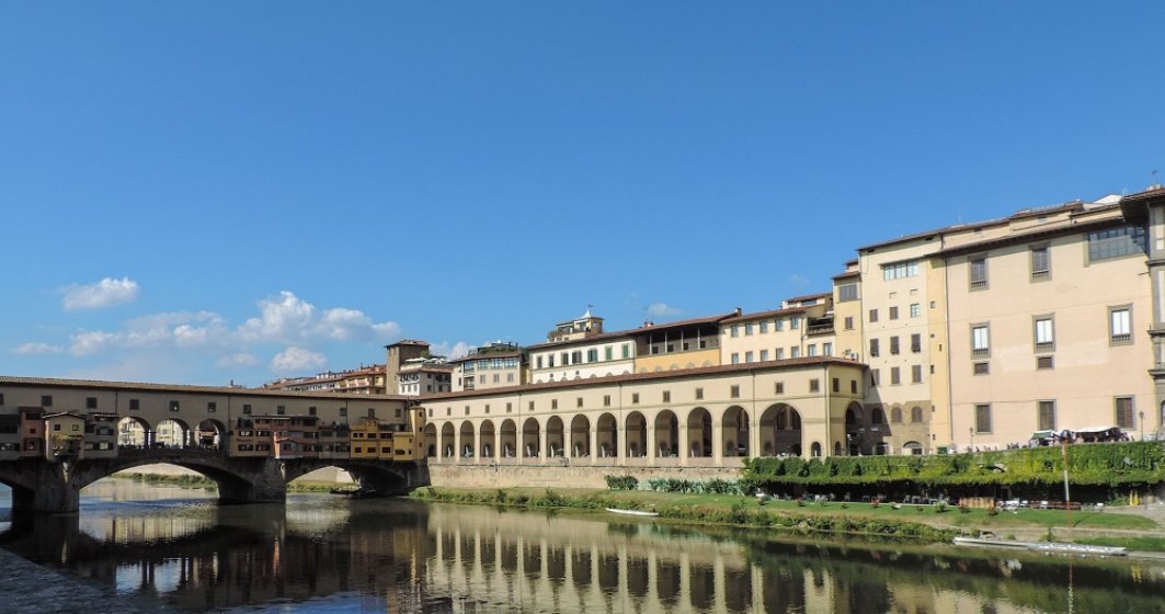 Vandalism în Italia: Coridorul Vasari din Florența, vechi de 460 de ani a fost „decorat” cu graffiti de turiști. Mai mulți polițiști înarmați vor păzi locul
