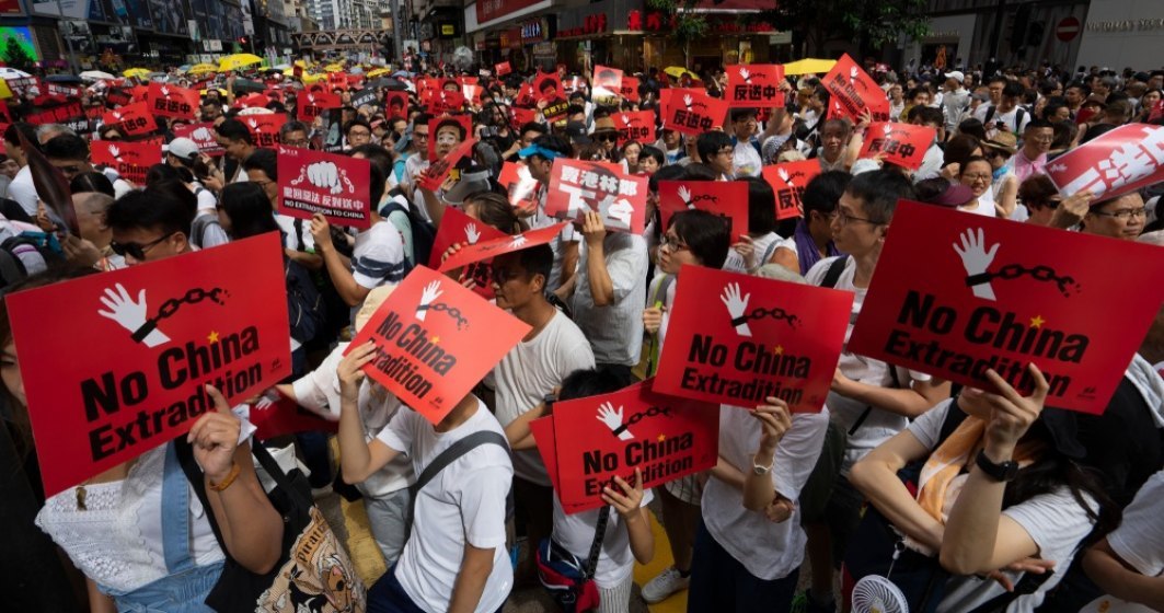 Cum "fenteaza" protestatarii din Hong Kong cenzura Internetului